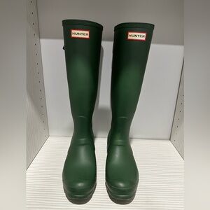 Hunter Talk boots in hunter green.